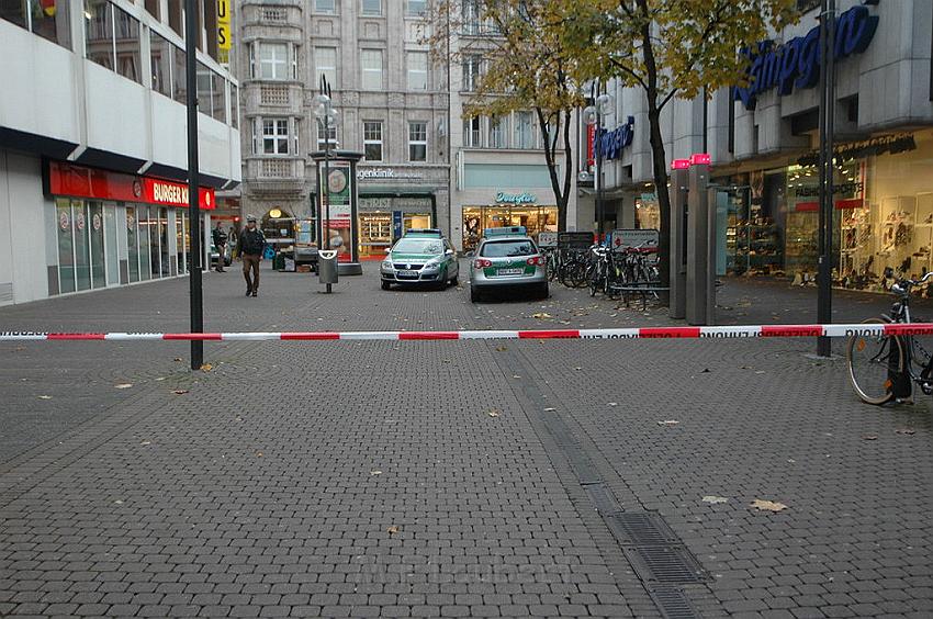 Herrenlose Einkaufstuete gesprengt Koeln Schildergasse P290.jpg